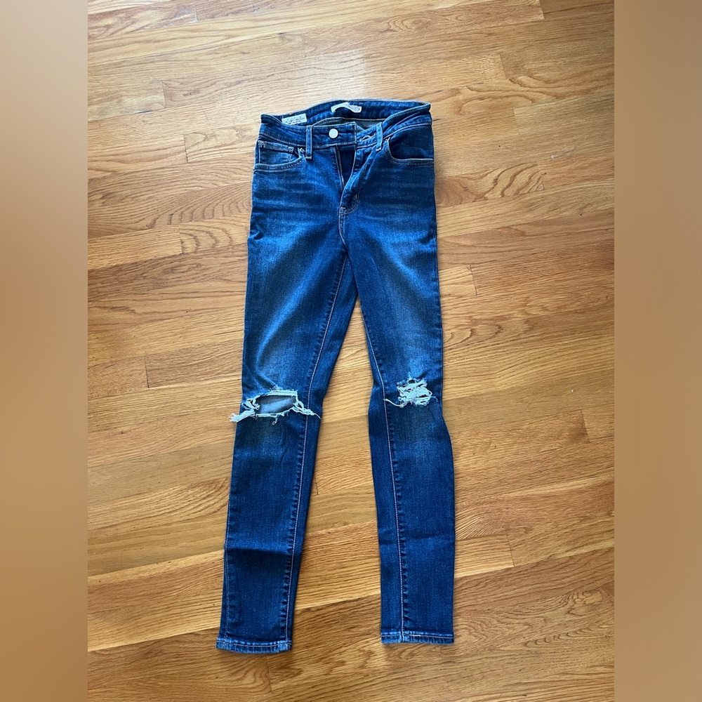 Women’s Sz. 25 Levi jeans..